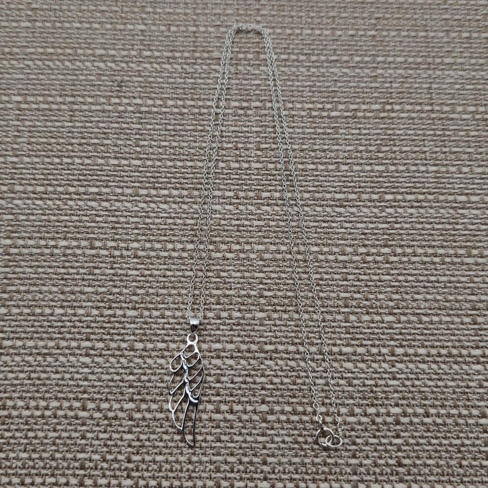 18 Inch Sterling Silver Angel Wing Pendant Necklace A2564
